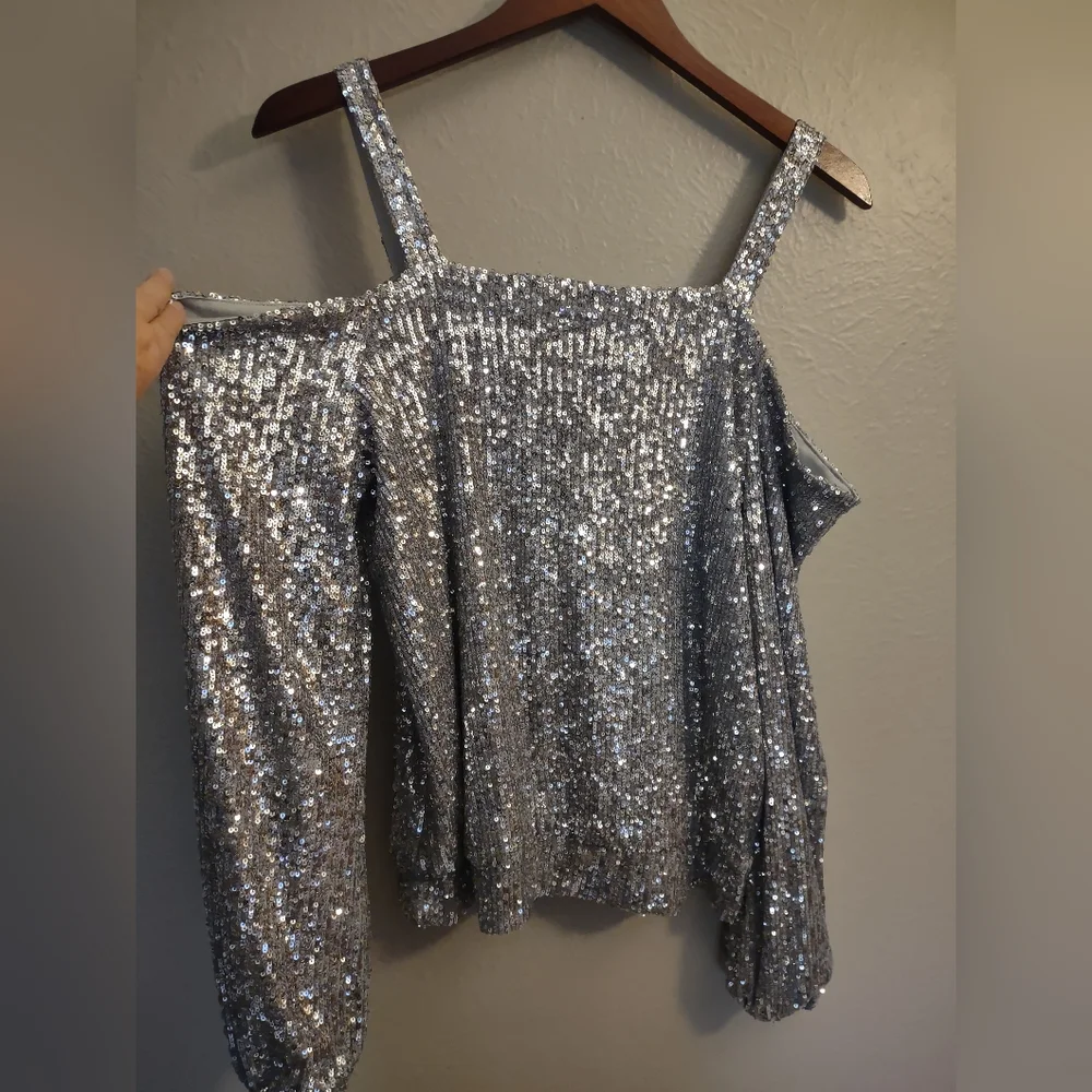 New Cable & Gauge Party Holiday Silver Sequin Cold Shoulder Blouse L - Picture 9 of 13